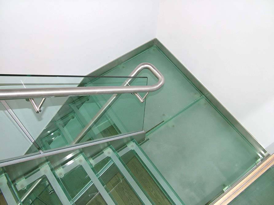 Dropmore-glass-contemporary-staircase